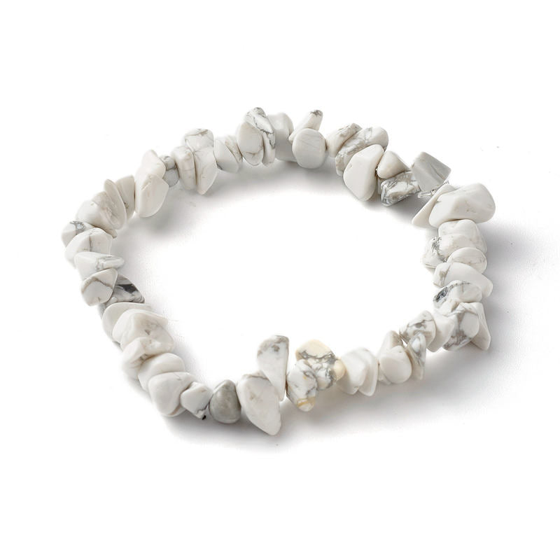 Weißes Howlith Armband mit Natursteinen elastisch getragen.