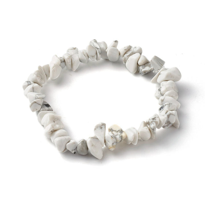 Weißes Howlith Armband mit Natursteinen elastisch getragen.