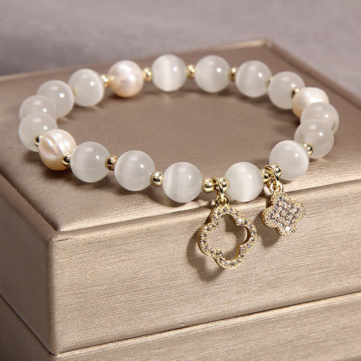 Weißes Perlen Armband mit goldenen Katzen Charms Liebe Schmuck