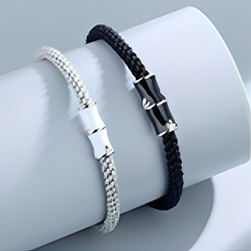 Armband Bambus – Heilung in Schwarz und Weiß elegant präsentiert.