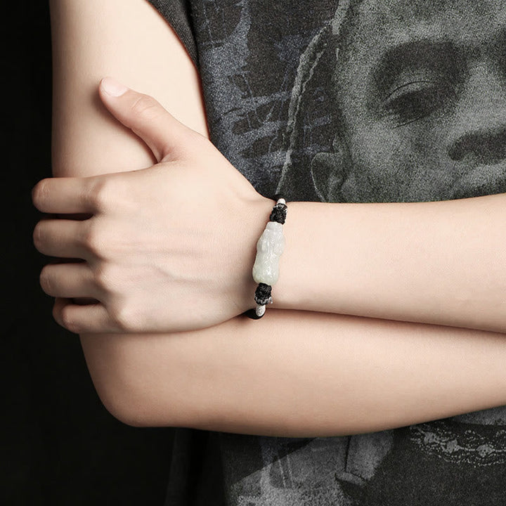 Jade Pixiu Armband am Handgelenk mit schwarzen Perlen elegant getragen