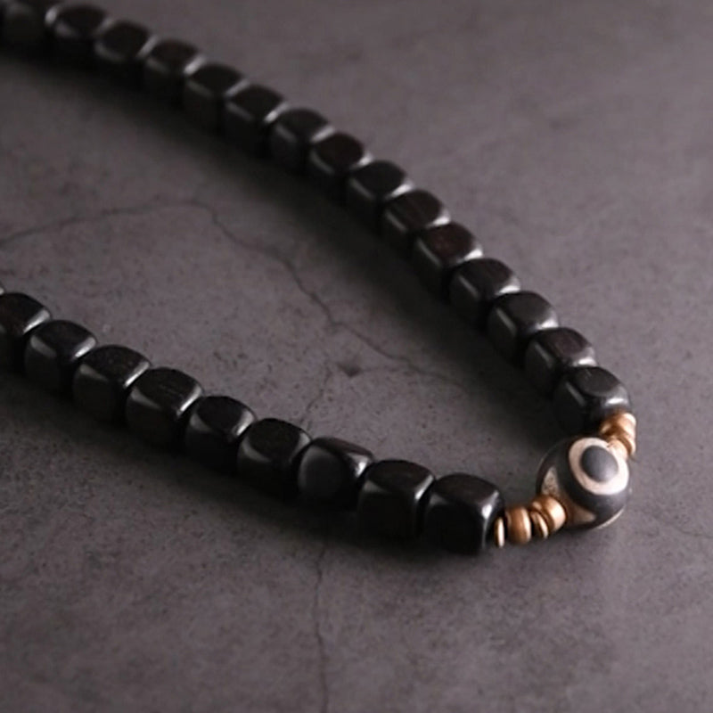 Schwarzes Ebenholz Armband mit Kupfer Perlen elegant arrangiert.