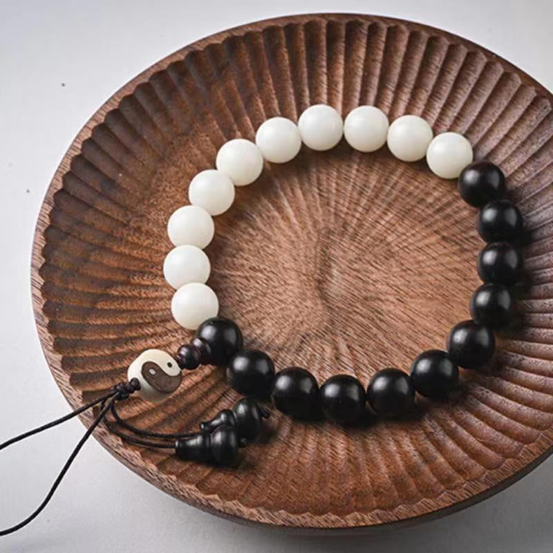 Armband Ebenholz – Schutz mit weißen und schwarzen Perlen Yin Yang Design.