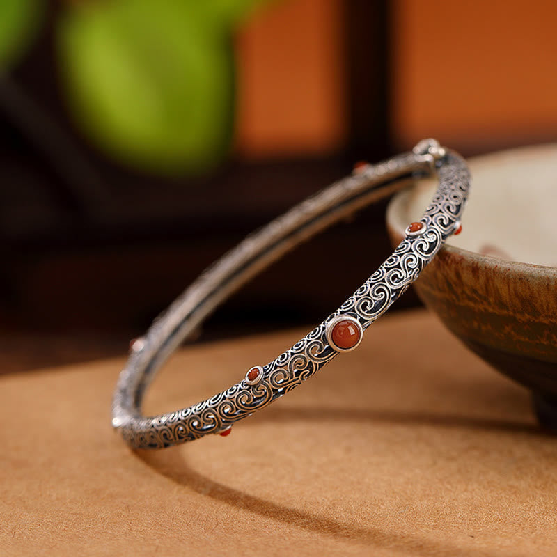 Silbernes Armband mit roten Achat Steinen elegant präsentiert Nahaufnahme