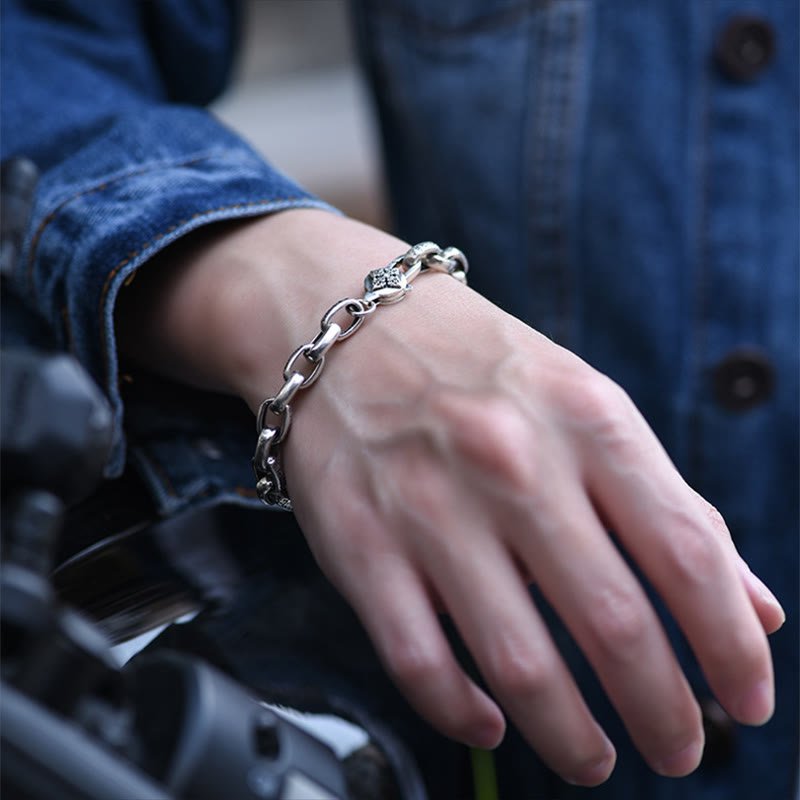Silberfarbenes Armband Kupfer Om Mani Padme Hum am Handgelenk getragen