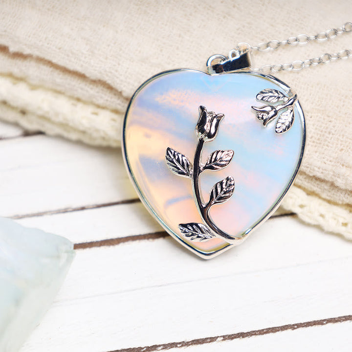 Herzförmiger Aventurin Anhänger Kette mit silberner Blume Gravur.