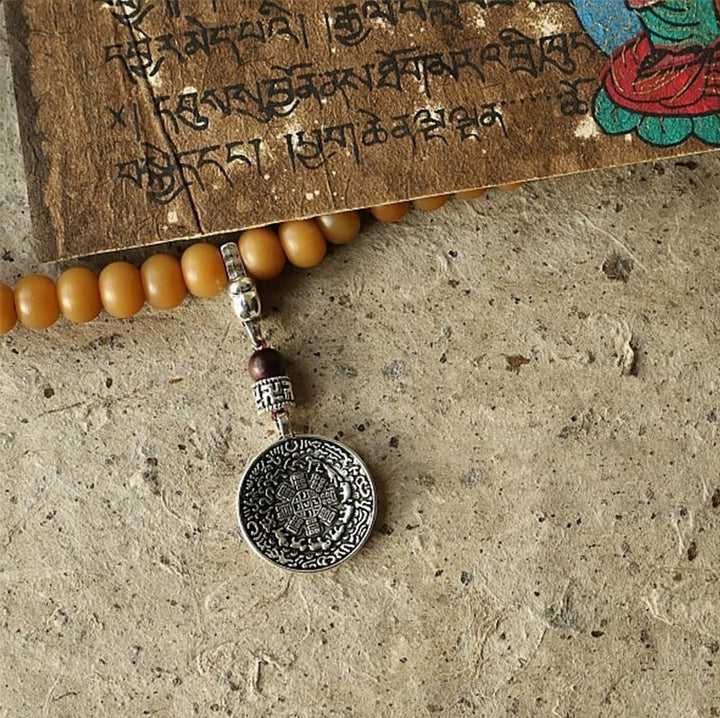 Mala Bodhi Wohlstand Energie Armband mit bernsteinfarbenen Perlen Silberanhänger.