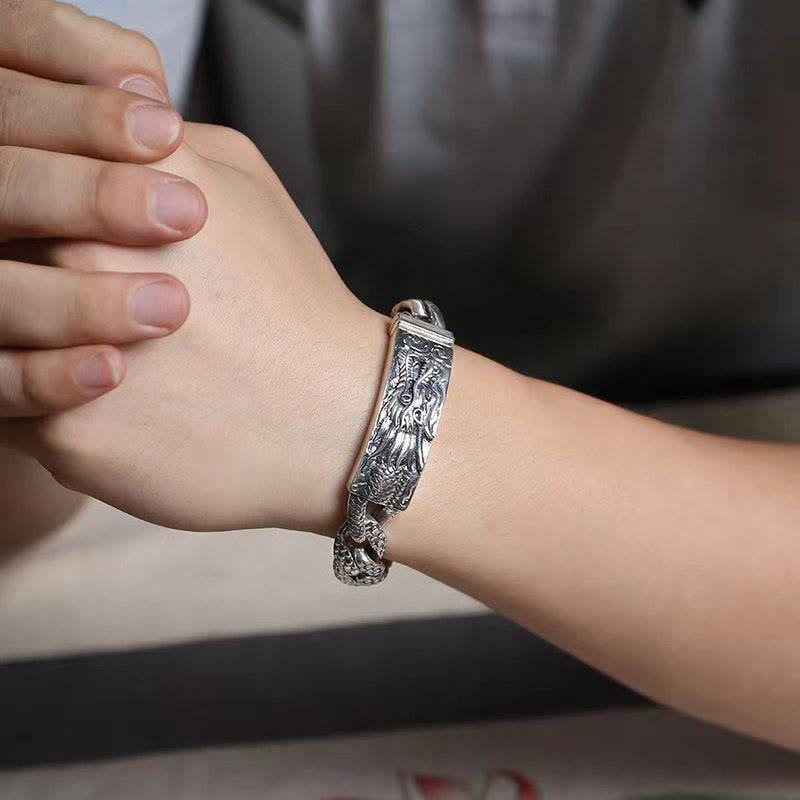 Silbernes Drachen Armband am Handgelenk getragen Schutz Segen