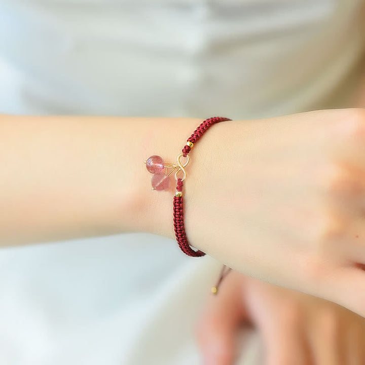 Armband Erdbeerquarz Amethyst Rotkristall elegant am Handgelenk getragen