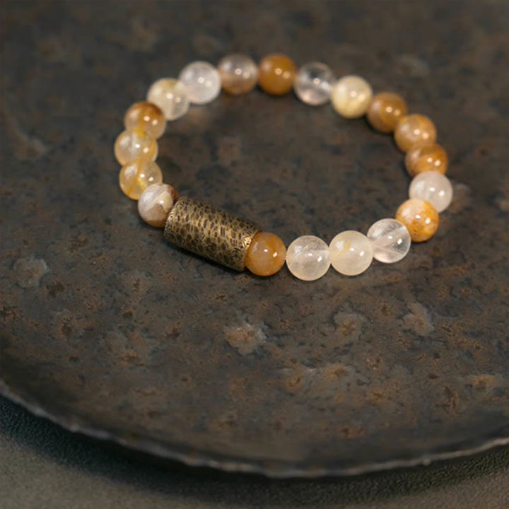 Armband Weißer Kristall – Schutz mit goldfarbenen Steinen und Metallperle