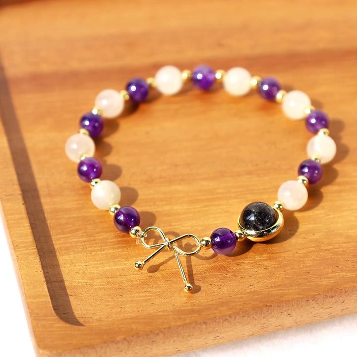 Armband Amethyst weiße Perlen lila Stein Schmuck Holz Untergrund
