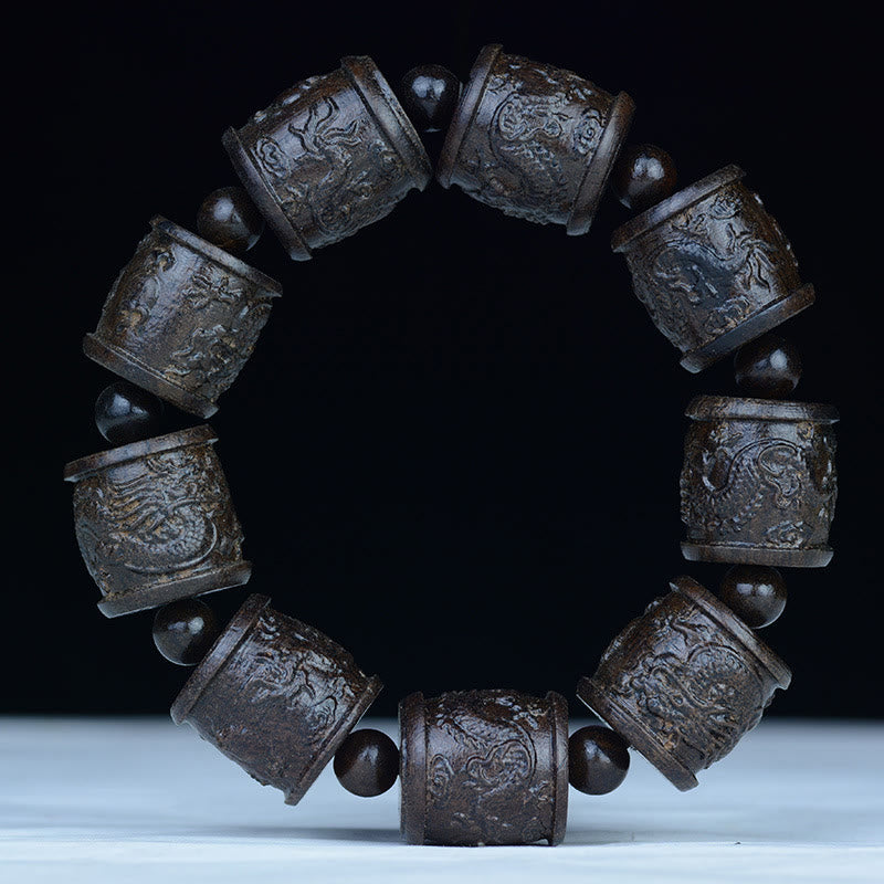 Armband Ebenholz Drachen – Balance mit geschnitzten Perlen elegant arrangiert.