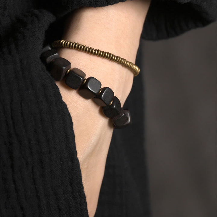 Armband Kupfer Ebenholz mit schwarzen Steinen elegant am Handgelenk getragen