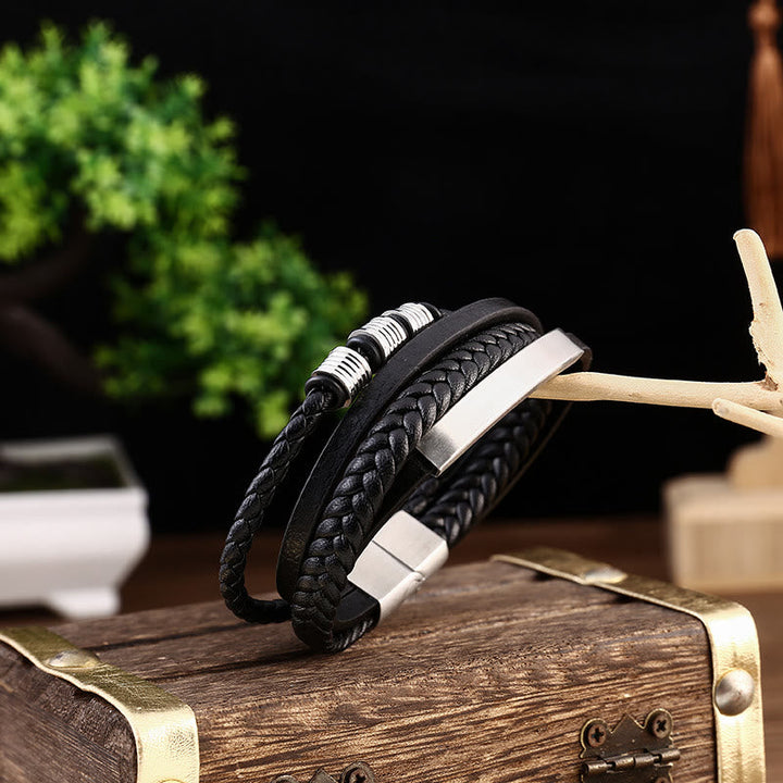 Schwarzes geflochtenes Lederarmband mit magnetischer Verschlussklammer.