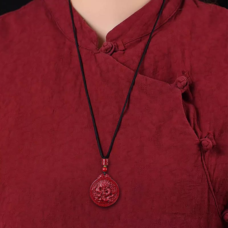 Rote Zinnober Drachen Kette an Modellbrust getragen eleganter Schutzanhänger