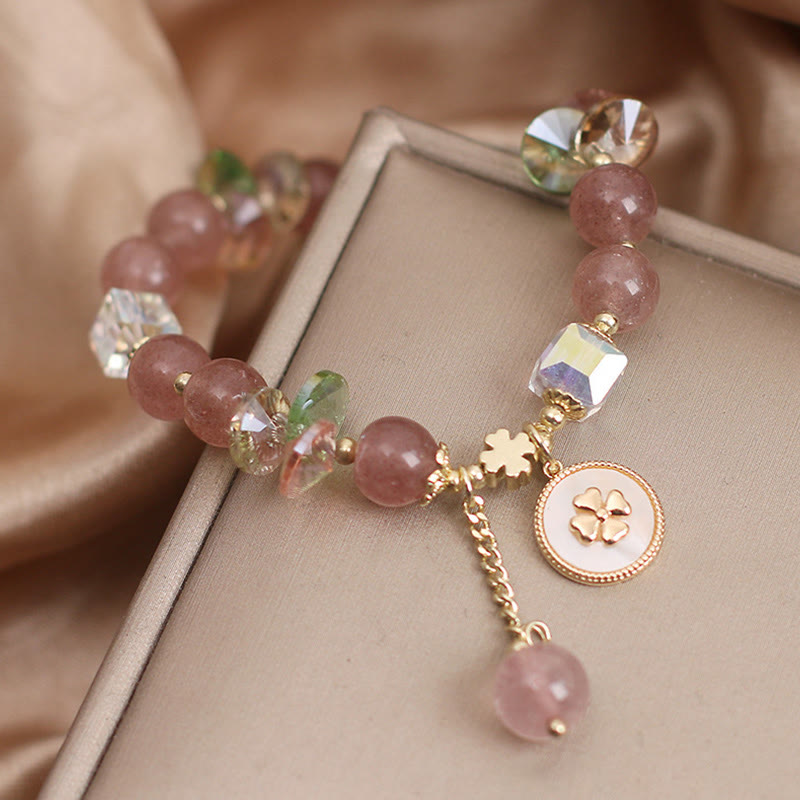 Armband Erdbeerquarz Kleeblatt am Handgelenk rosé Perlen Glückssymbol