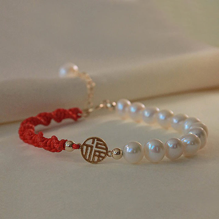 Armband Perle – Schutz & Glück rote Schnur weiße Perlen goldener Verschluss
