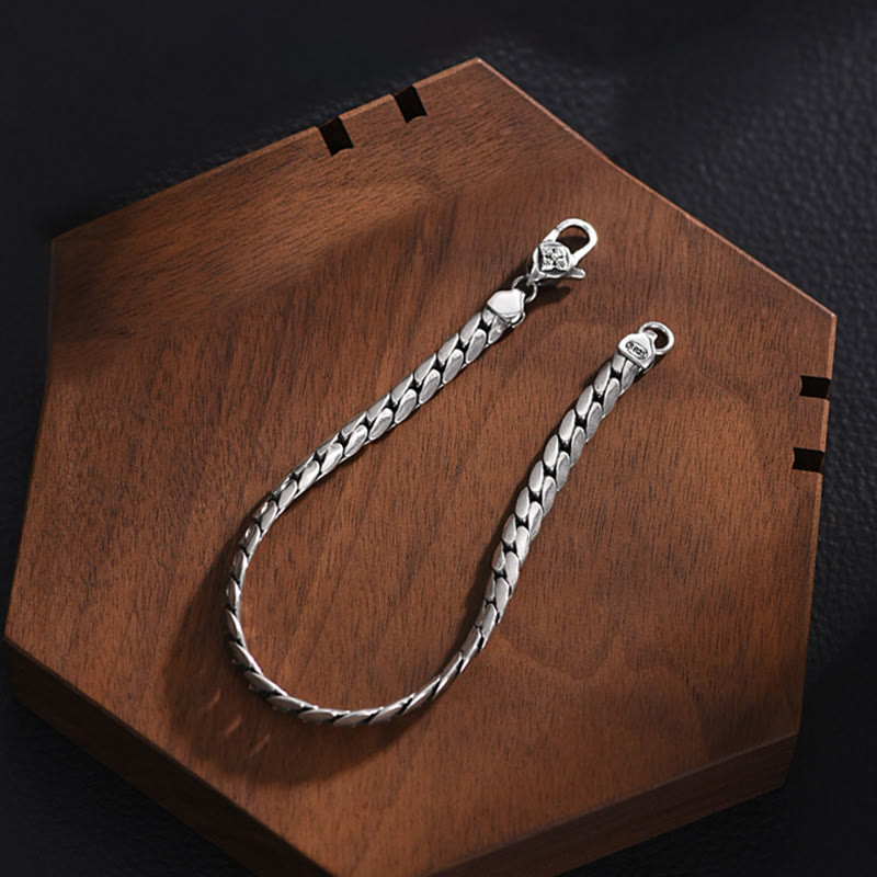 Silbernes Armband Kupfer Energie Stärke auf Holzoberfläche elegant.