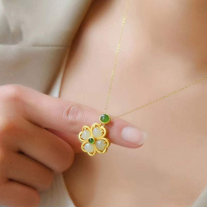 Kette Jade Kleeblatt – Wohlstand & Klarheit – Bild 5 – Kette Jade Kleeblatt Anhänger goldfarben getragen Naturstein Schmuck