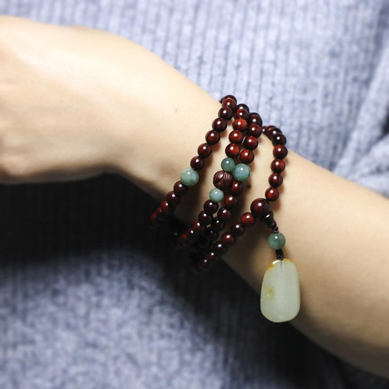 Mala Sandelholz Jade – Energie Armband am Handgelenk getragen braun grün