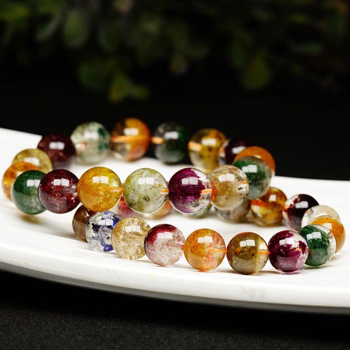 Armband Kristall Various Gemstone bunte Natursteine Perlen auf weißem Tablett.