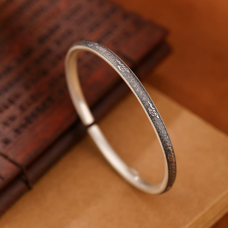 Silbernes Armband 925 mit feinem Muster auf braunem Hintergrund elegant.