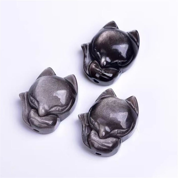 Drei schwarze Obsidian Fuchs Anhänger auf weißem Hintergrund Armband Silber Obsidian Fuchs Schutz