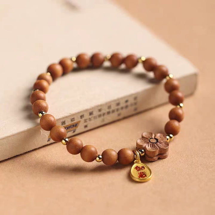 Armband Sandelholz Pfirsichblüte – Schutz mit goldenen Perlen elastisch