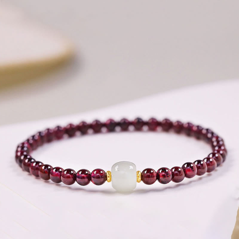 Armband Granat Jade Katze mit roten Granaten und weißer Jade Stein Nahaufnahme
