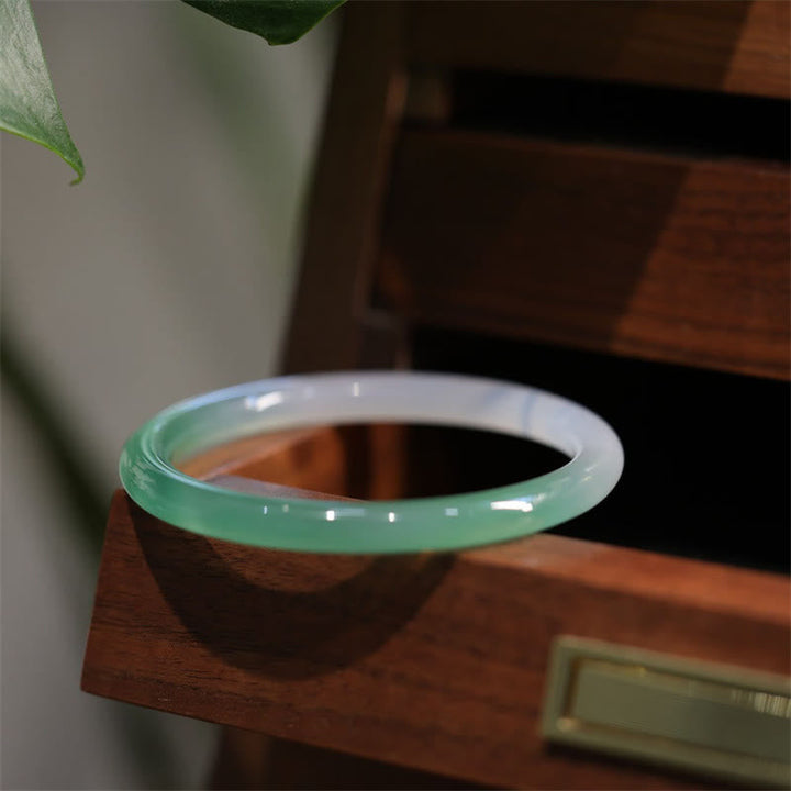 Armband Weiß Grün Chalcedony Agate auf Holztisch eleganter Naturstein