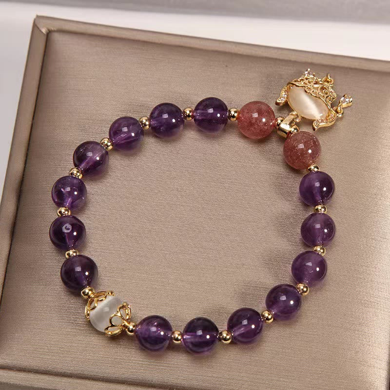 Armband Erdbeerquarz Amethyst Katze Heilung mit Goldperlen auf Beige