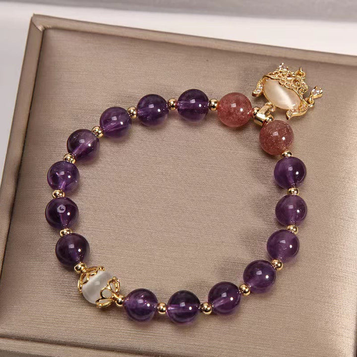 Armband Erdbeerquarz Amethyst Katze Heilung mit Goldperlen auf Beige