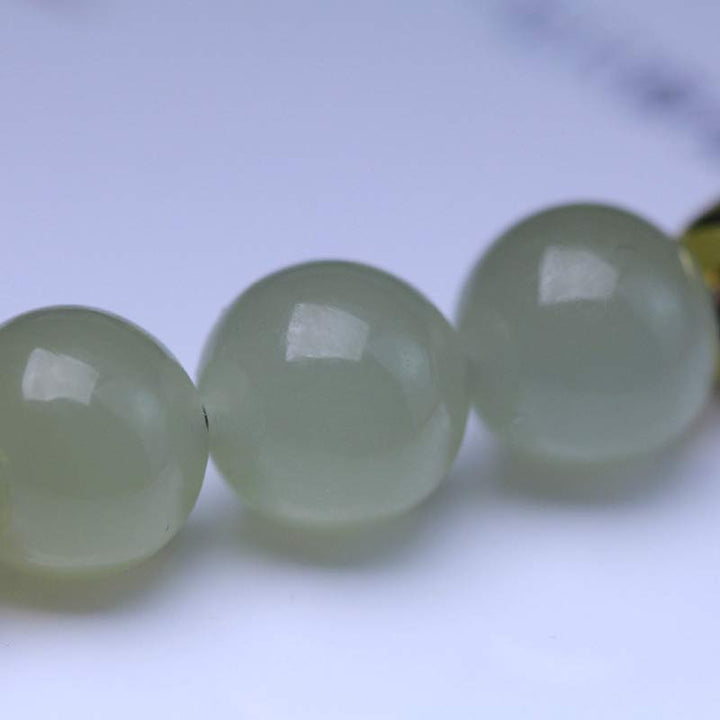 Jade Armband Lotus – Stärke grüne Perlen glänzend Naturstein elegant