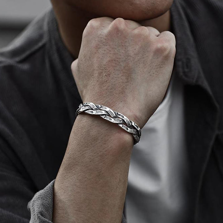 Silbernes Koi Fisch Armband am Handgelenk getragen elegantes Design Glück