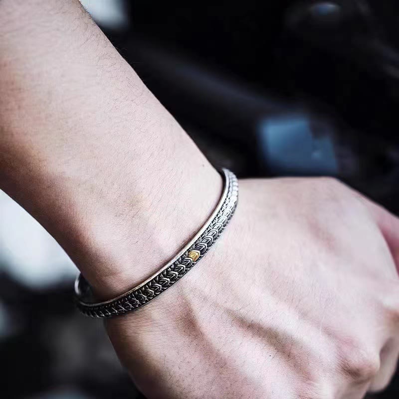 Silbernes Drachen-Armband am Handgelenk, elegantes Glück und Wohlstand Symbol.