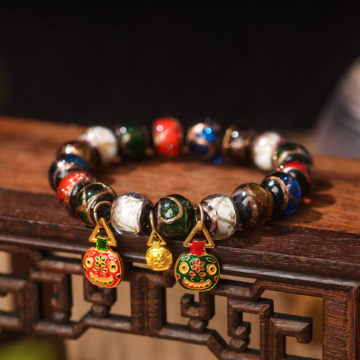Armband Fünf Elemente – Glück Balance mit bunten Perlen Holzuntergrund