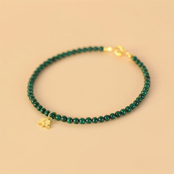 Grünes Malachit Armband mit goldenem Elefant Anhänger elegant.