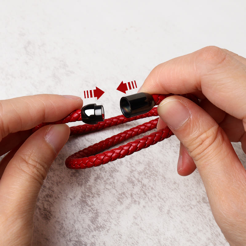 Rotes Armband magnetisch Schutz elastisch Nahaufnahme Demonstration Hand