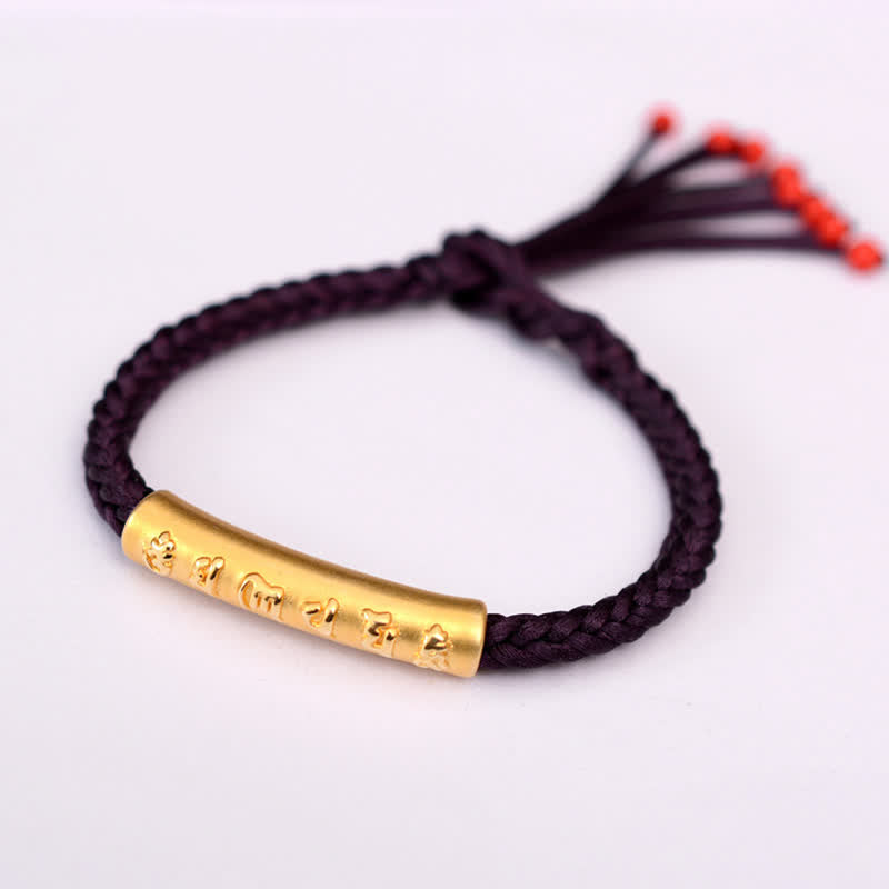 Schwarzes Armband mit goldenem Om Mani Padme Hum Anhänger elegant.