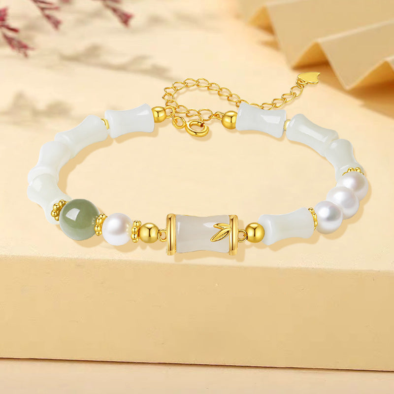 Weißes Jade Bambus Armband mit Gold Elementen und Perlen elegant.