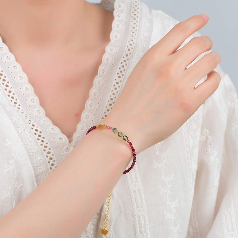 Armband Granat Schmetterling – Schutz am Handgelenk getragen, farbige Steine