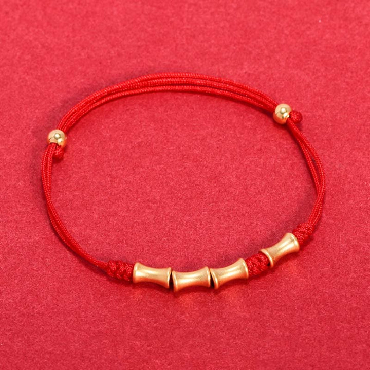 Rotes Armband mit Bambus-Beads und goldfarbenen Verschlüssen elastisch.