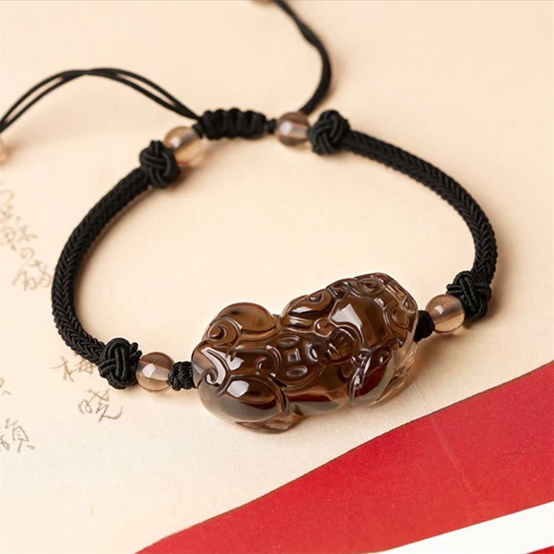 Braunes Pixiu Armband mit schwarzem Seil und Perlen elegant.