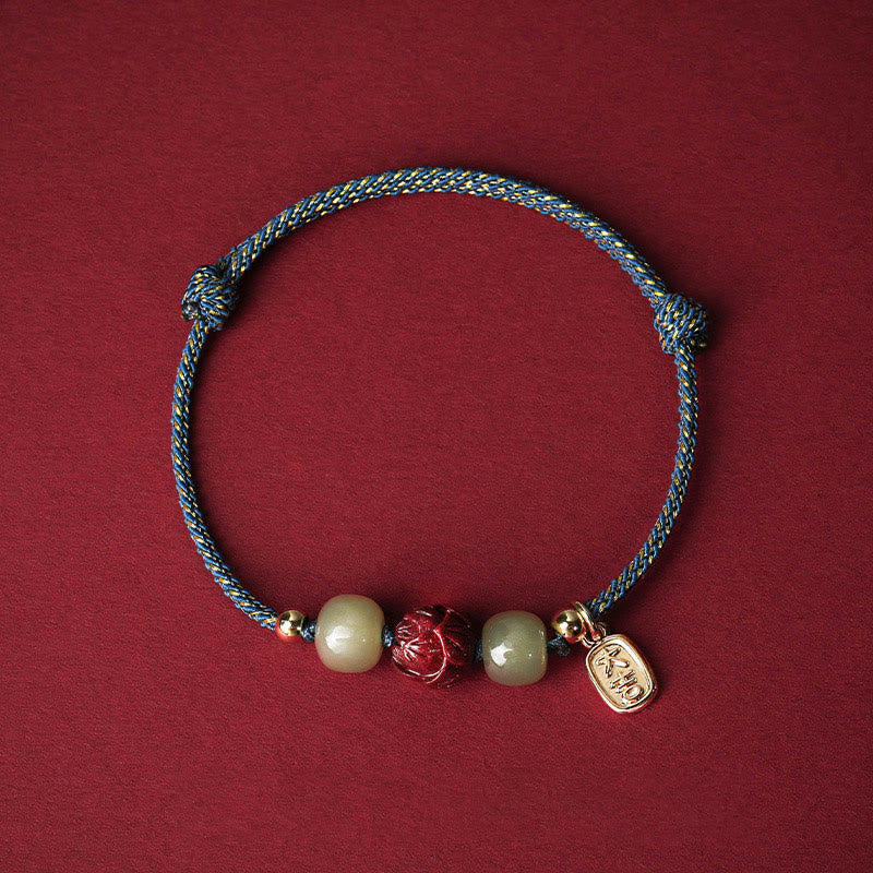 Armband Zinnober Jade Lotus – Glück mit geflochtener Kordel getragen