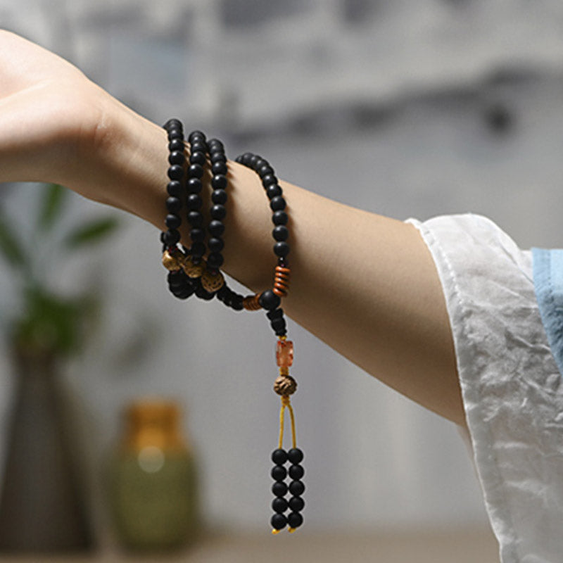 Mala Roter Achat Bodhi am Handgelenk getragen schwarze Perlen Heilung