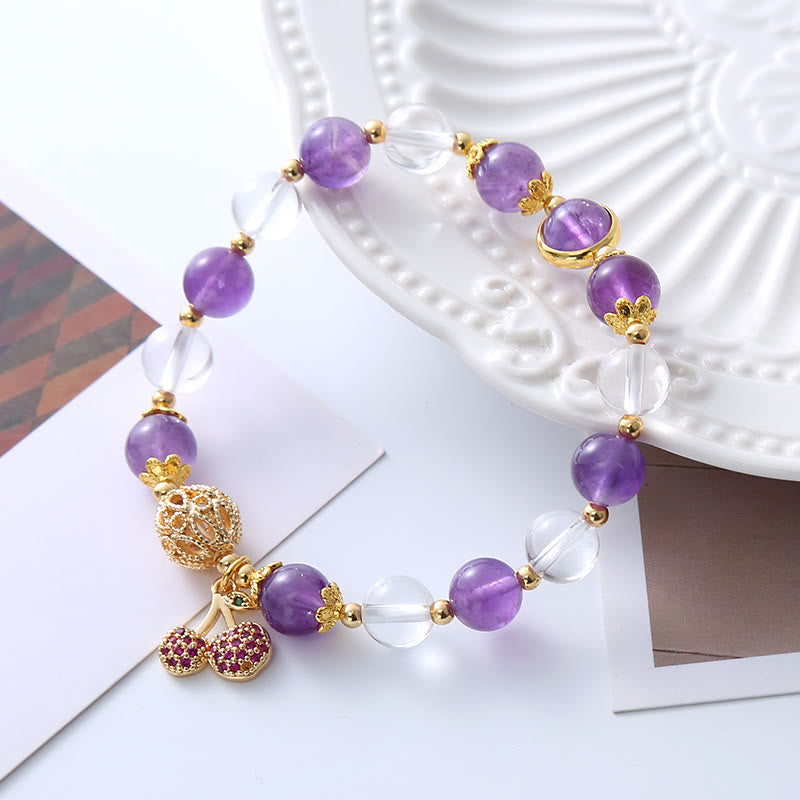 Armband Weißer Kristall Amethyst mit goldenen Perlen elegant.