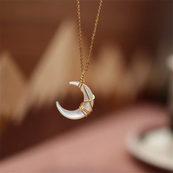 Kette Mond – Segen mit Perlmutt Anhänger und goldenem Draht