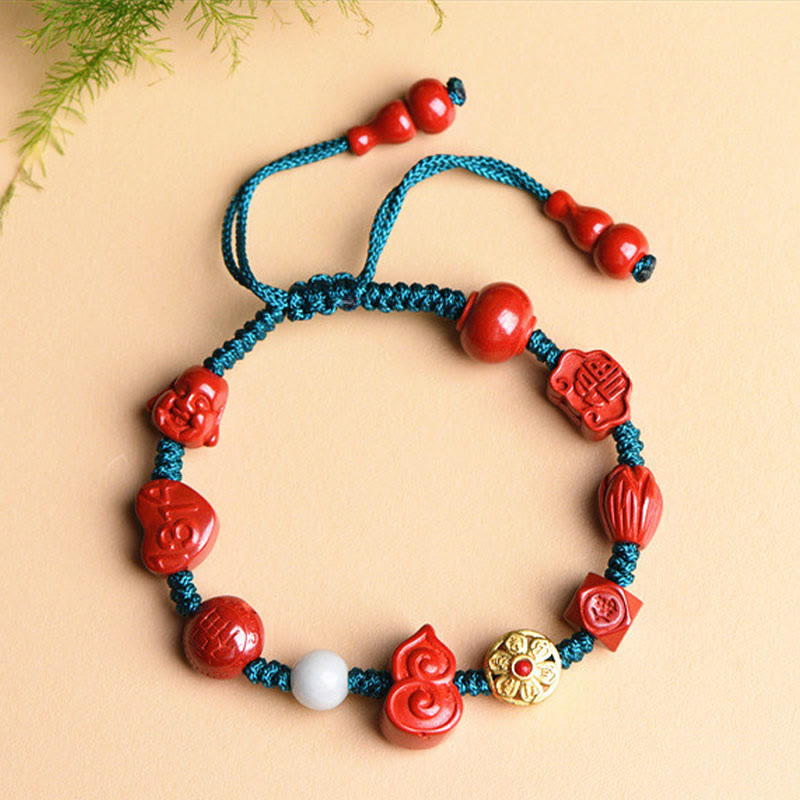 Rotes Zinnober Armband mit blauen Schnüren und Perlen, elastisch.