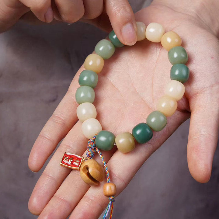Armband mit Jade Perlen Bodhi Samen Holzanhänger Handgelenk getragen