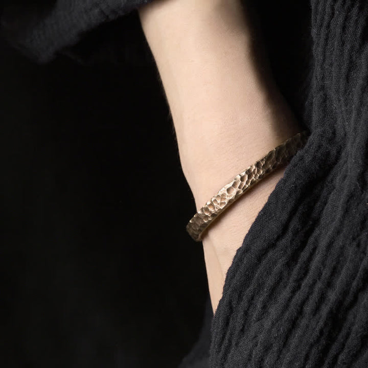 Kupfer Armband am Handgelenk getragen elegantes Design schwarzer Stoff